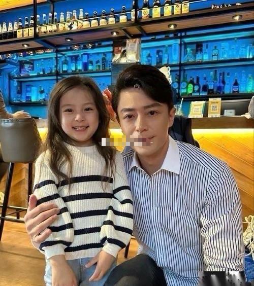 霍建华这一张脸那么帅，搞不懂为什么放在他女儿脸上就很一般。