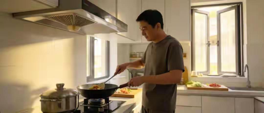 切忌“关门留寇”把致癌物留在了屋里你知道吗？厨房里那个为了躲避油烟、严防