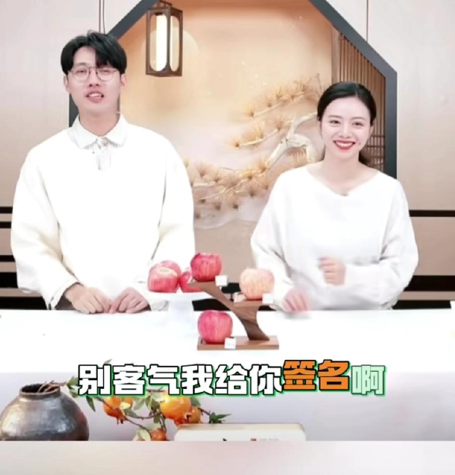 鹏鹏这是真“火”啦?居然要给小贝“签名”!鹏鹏和小贝交班时对话可有趣了!原来鹏鹏