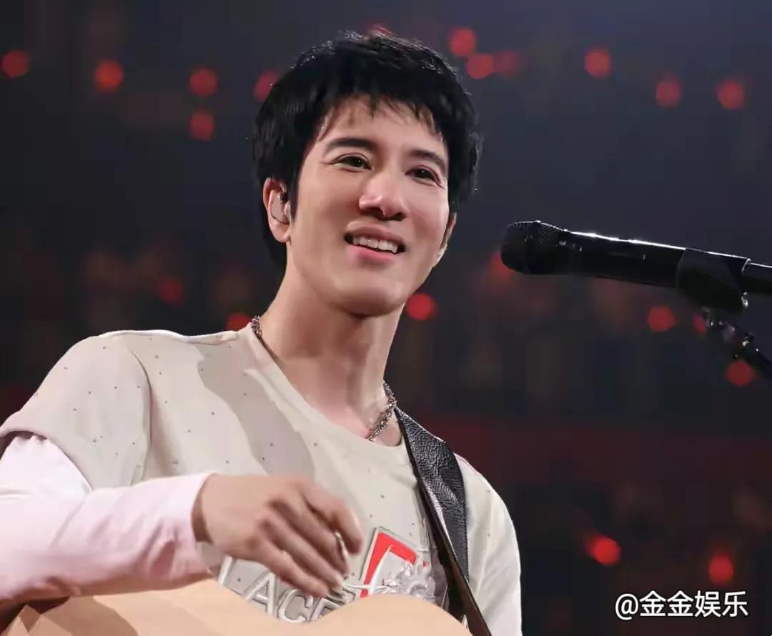 2025年9月，王力宏演唱会庆功宴上，一位身着中国风连衣裙、气质清纯妩媚的女子与