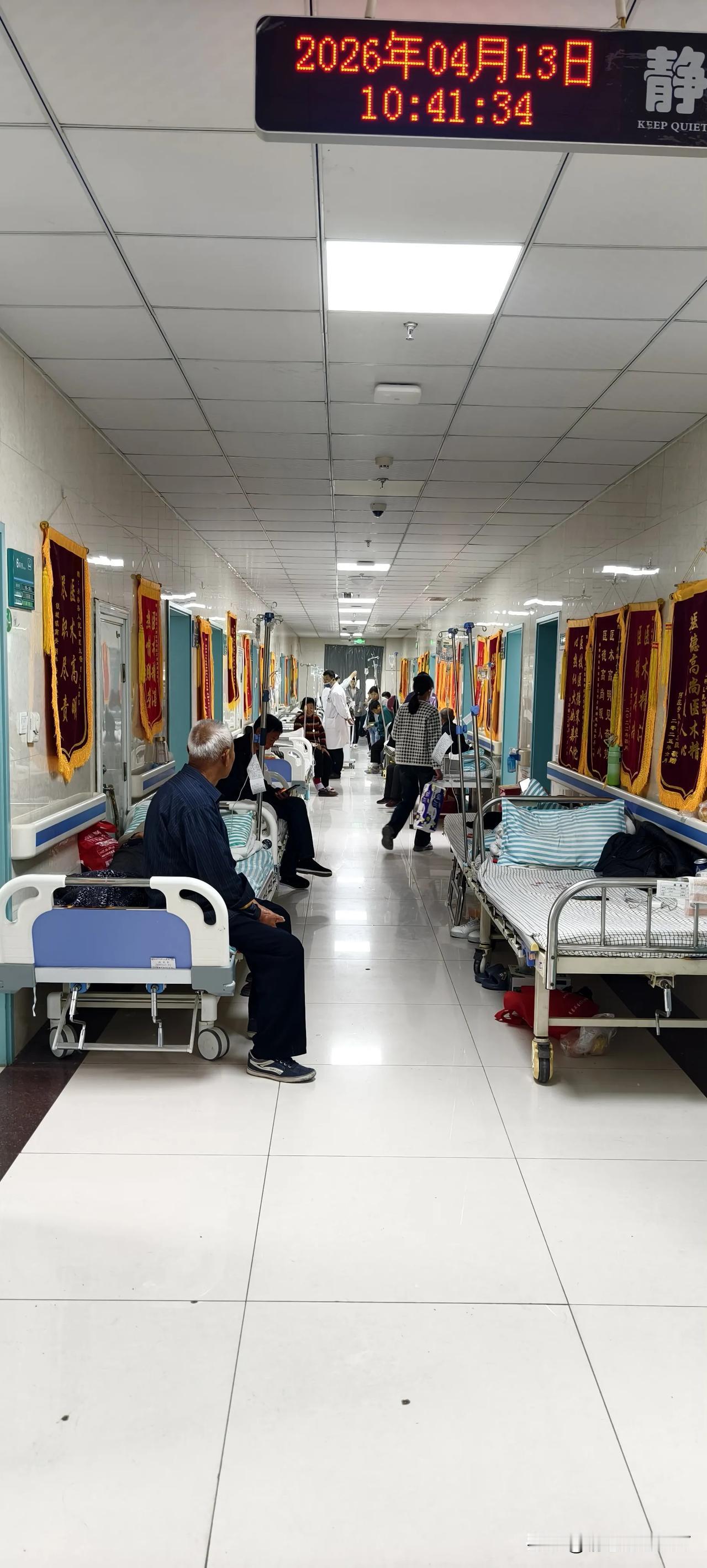 今天，在医院，看到病房的病号太多了！这些病号到底是怎么生病的？原因是三个：第一、