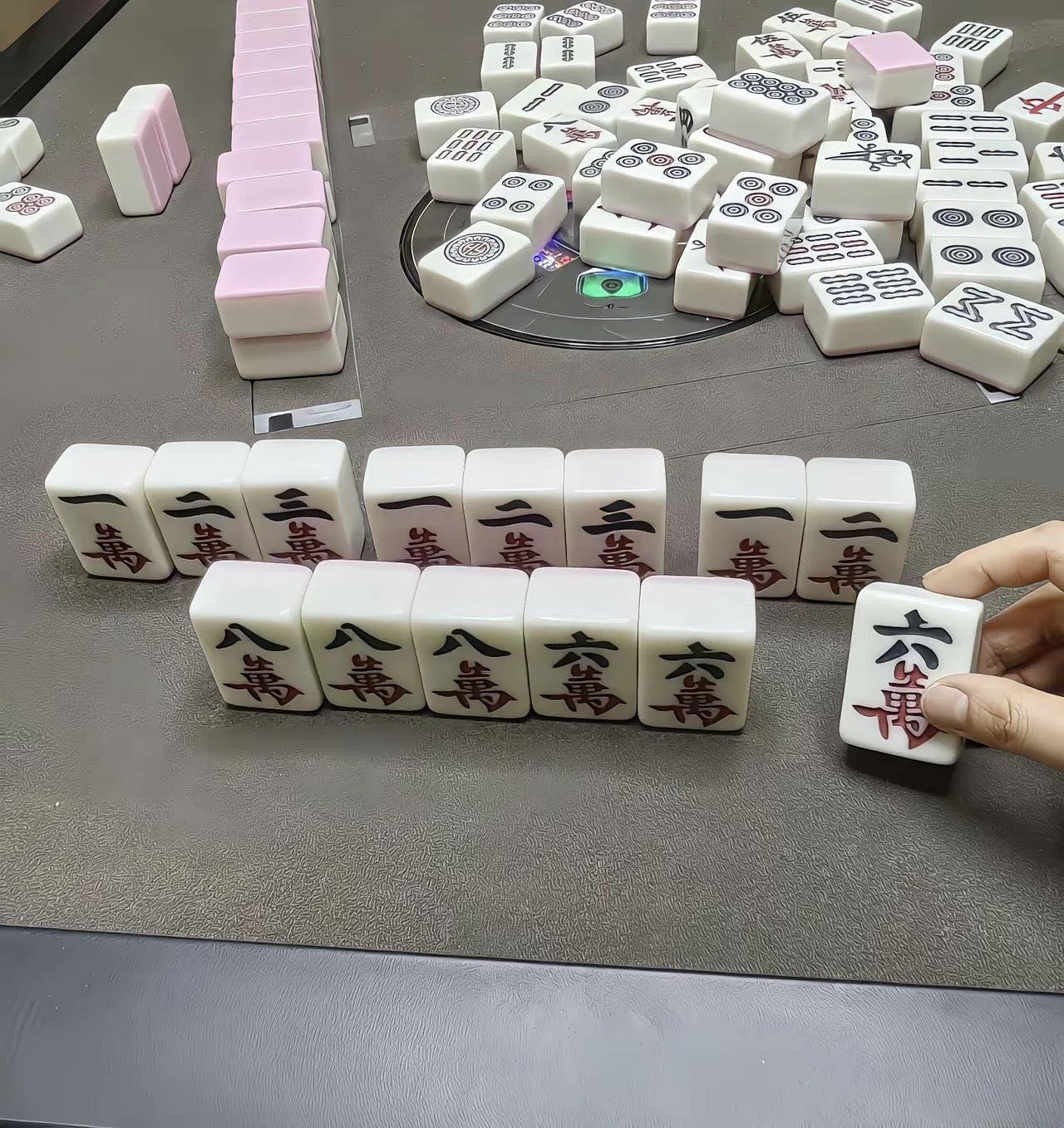 考验你的麻将水平，此时摸到一个6万，该如何处理？