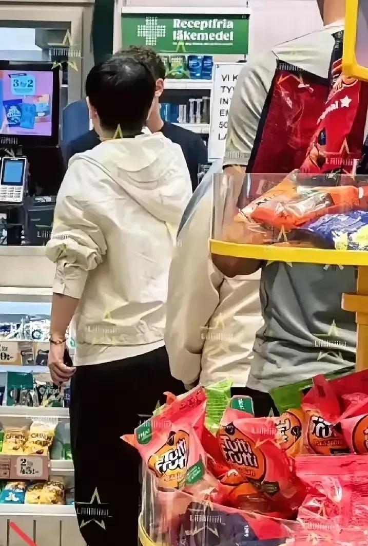 孙颖莎在瑞士过的太舒服了，居然可以自己出门逛零食店！莎莎似乎没有太多爱好，我