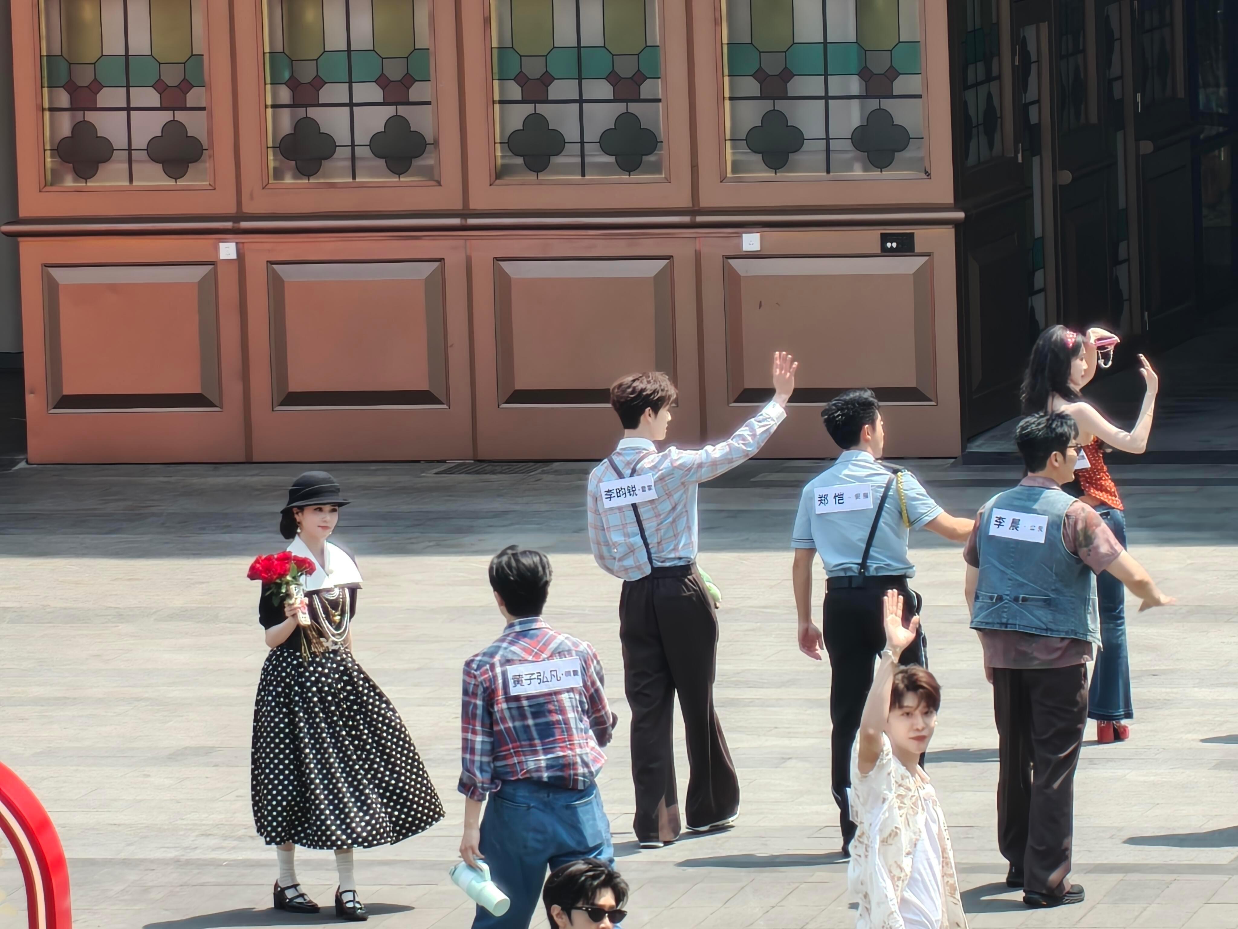 镜头总是偏向白梦妍，太美了叭～果然是牛奶皮肤白梦妍，白得发光奔跑吧|白鹿