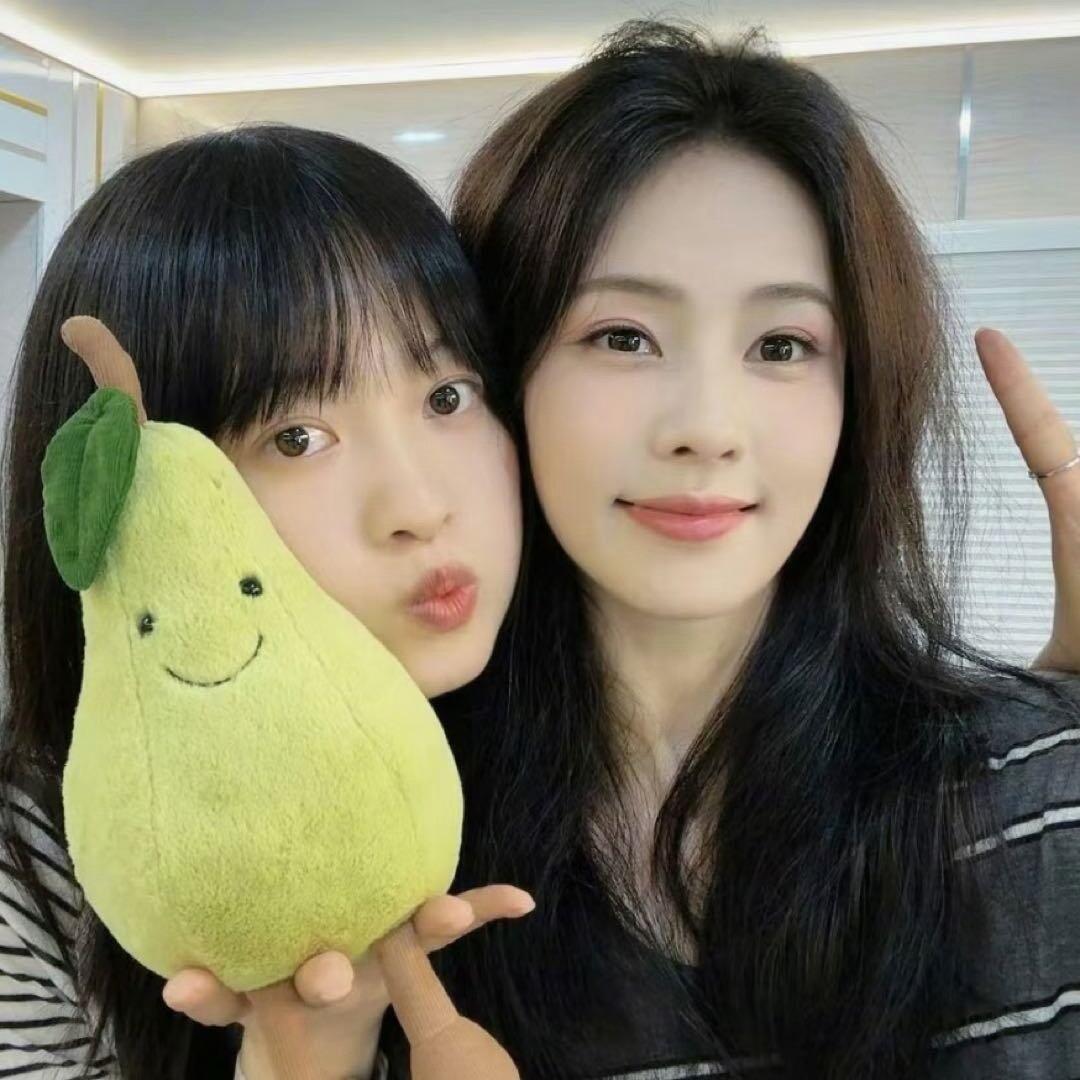 白鹿给闺蜜呵呵买了辆车，用的还是本名白梦妍！内娱友情天花板！白鹿用本名白梦妍