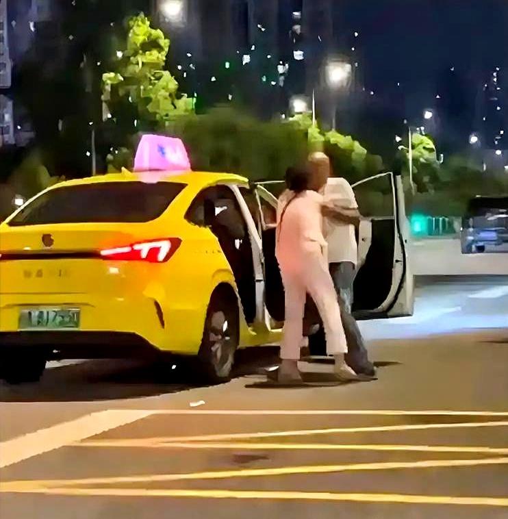 重庆街头这一幕，真不是演的。两位老人刚从网约车下来，疑似因为喝了点酒，俩人就为