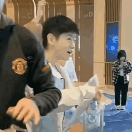 莎莎好可爱啊，可盐可甜的，一个人推着旅行箱返回北京，在机场看到这么多粉丝送