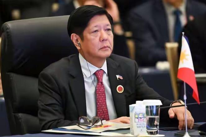 菲律宾“低头”了？新加坡联合早报3月24日报道：“菲律宾总统小马科斯说，他愿意重