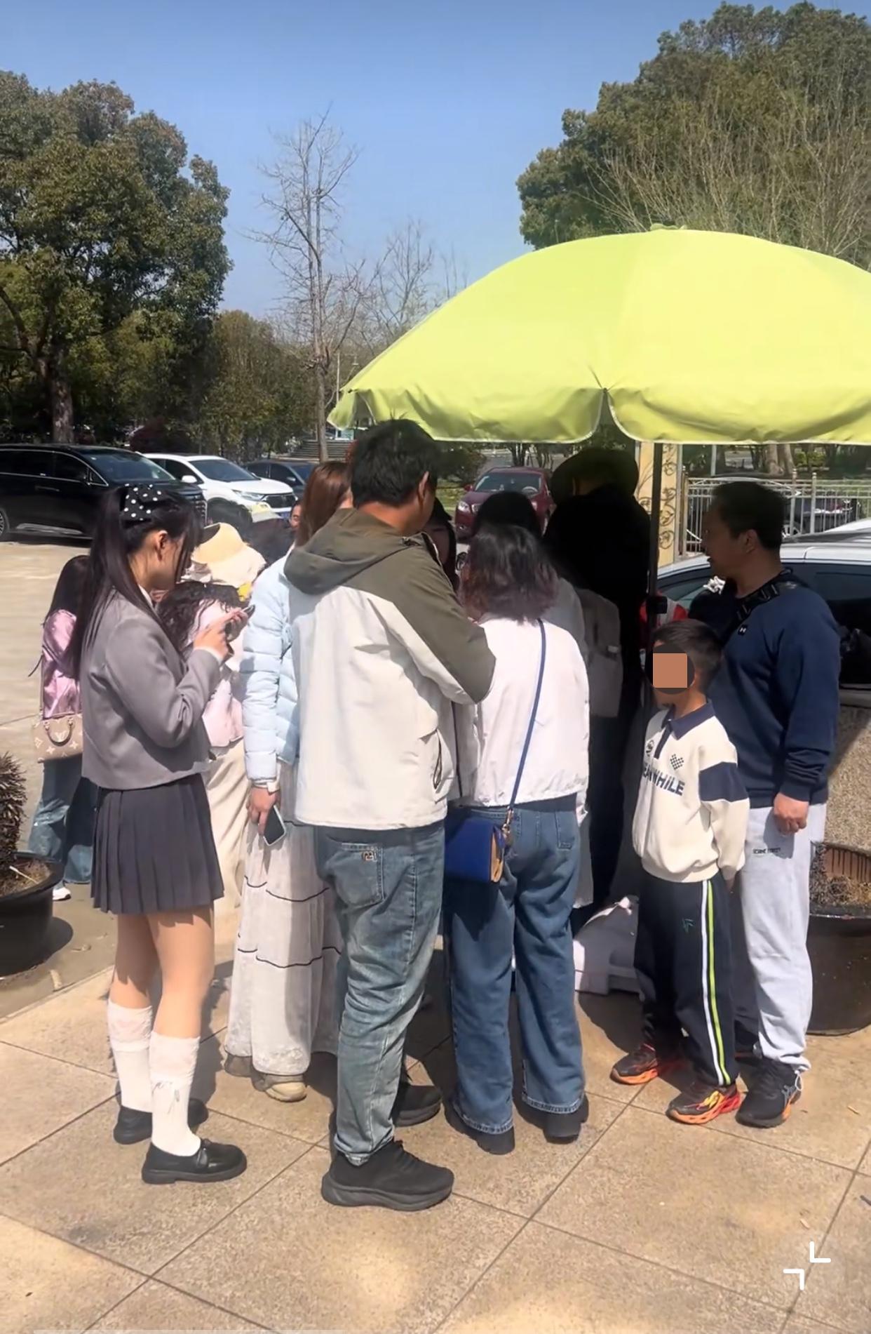 导游：别吵了，待会被人发网上了！近日江苏无锡，一网友爆料，一名小男孩不小心踩到