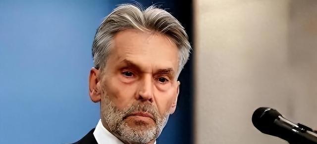 安世断供，东莞工厂差点停摆。车企急得冒烟，芯片价格翻了十几倍。没等国外回话，