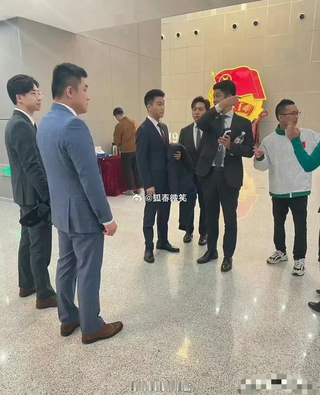 何猷君和其他男的站在一起也不矮啊！那为啥大家都说他个子小？​​​