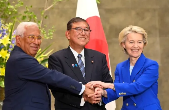 7月23日下午，欧盟的冯德莱恩和科斯塔在赴北京参加中欧会晤之前，先到了日本东京，