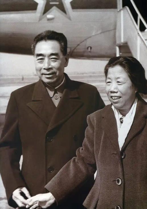 1976年，周恩来在病重临终前叮嘱爱人邓颖超：“小超啊，我走后，你别再住西花厅了