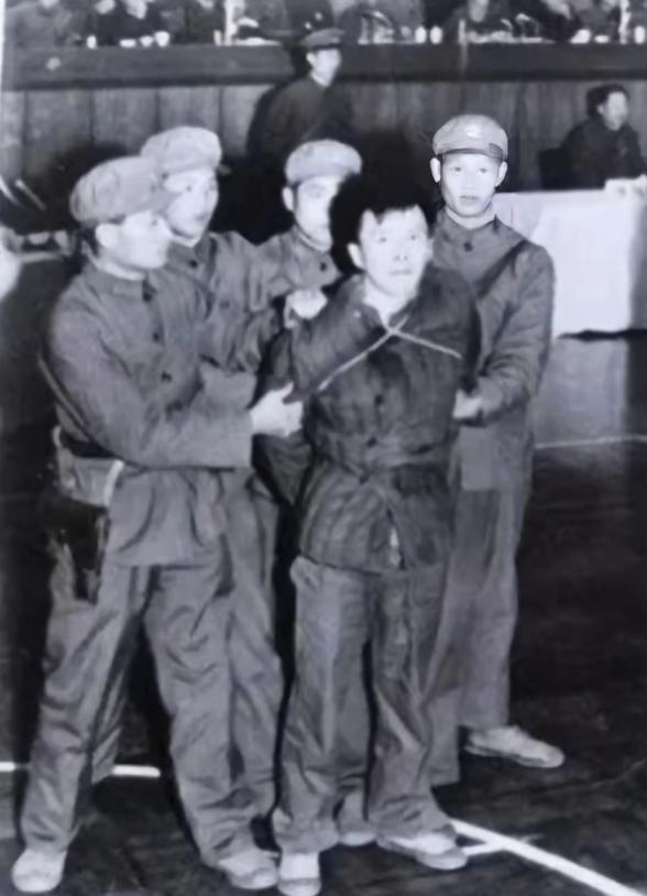 没想到1979年杭州万人公审现场被4名法警死死摁住的壮汉，竟是当年杭州人闻之色变