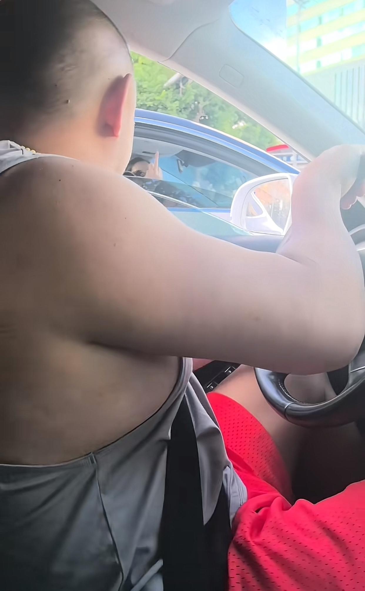 云南昆明，6月3日一位网友分享，他驾车在路上正常直线行驶，一位女司机想强行变道到