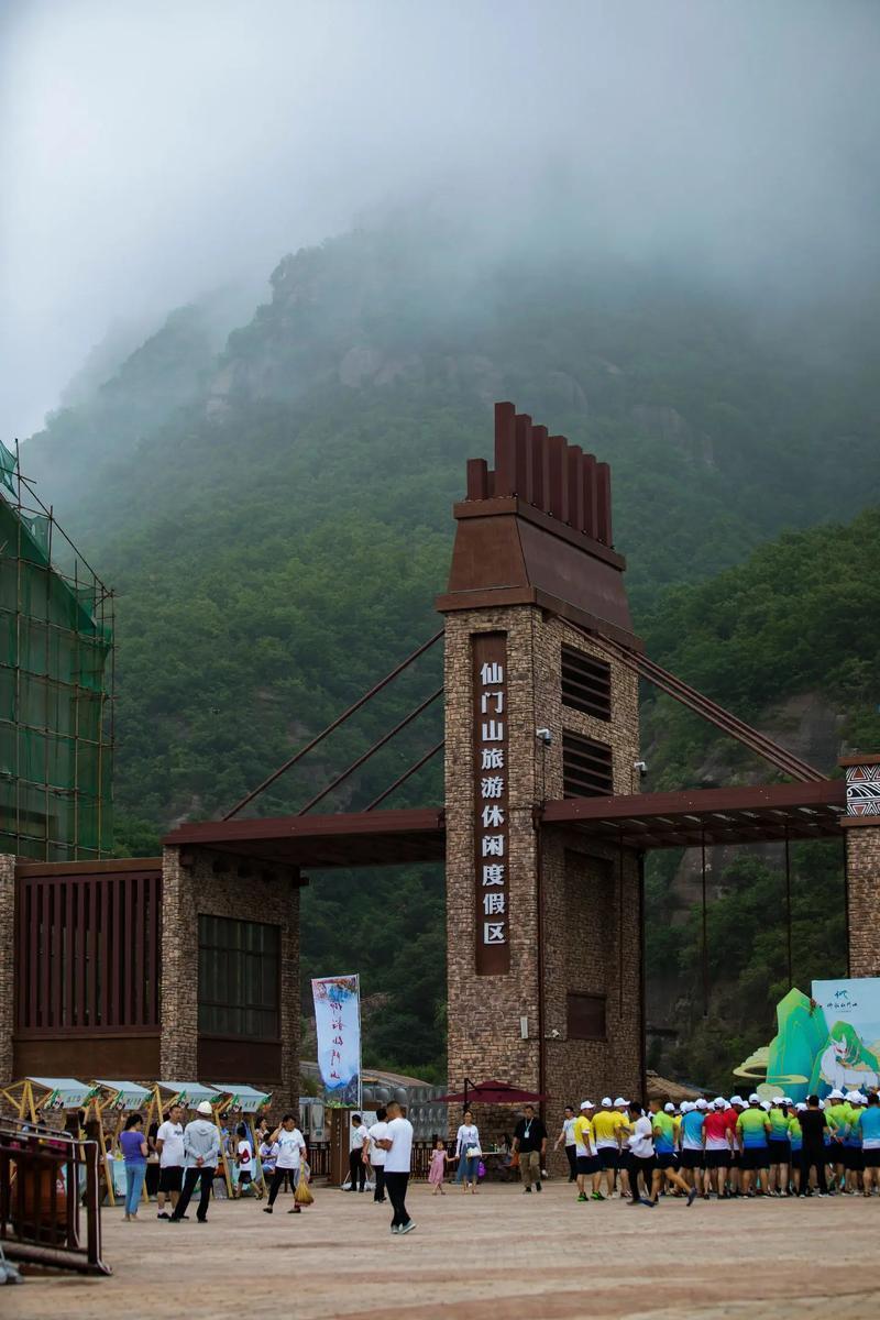 同样都是自然景区，差距咋就这么大呢？有的景区吃相难看，为了收费居然连省道都给设了