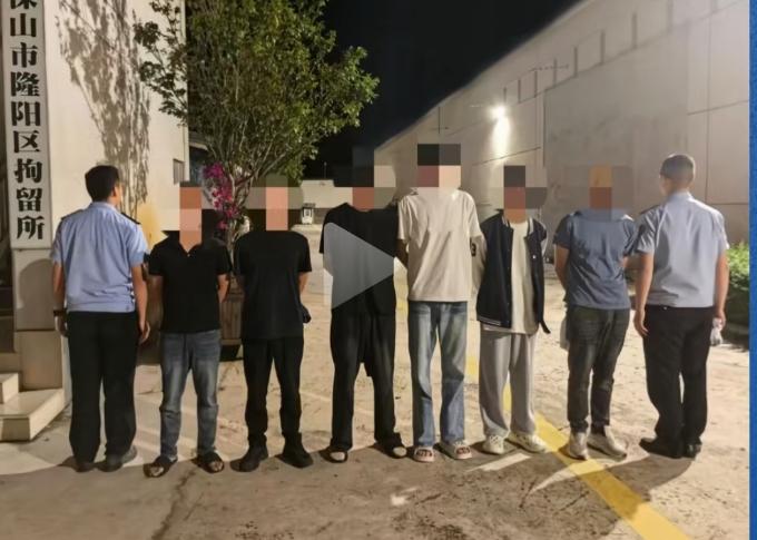 云南保山烧烤店冲突事件，官方通报还原经过。8月24日，隆阳区一家烧烤店内，两桌顾