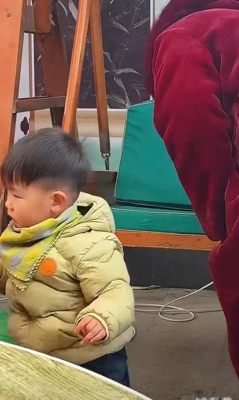 朱之文家今天有喜事，妹妹朱雪梅的婚礼在菏泽老家热热闹闹开席，镜头扫到人群时，3岁