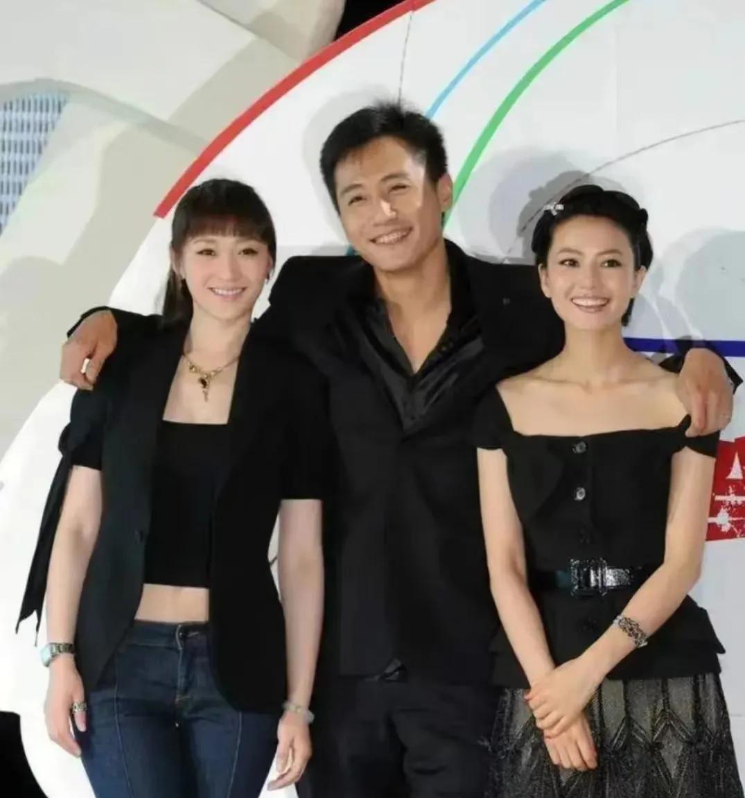 看出来左边的美女是谁了吗？小时候第一次看电影就是她主演的，加上长的漂亮，所以对她
