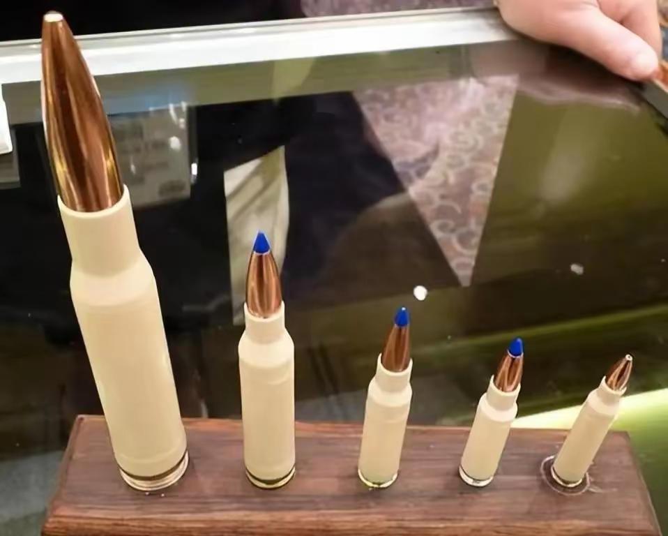 1. 中国军工推出“塑料子弹”重量减轻40%：中国军工推出塑料子弹，仅弹壳用高