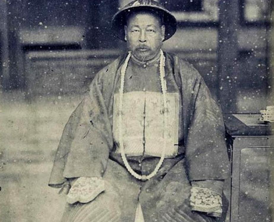 左宗棠收复新疆的时候，发现阿古柏在新疆安排了很多外国人，当时的左公究竟是如何处理