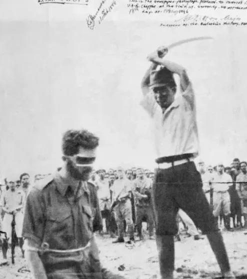 1944年，美军在日军尸体上发现了日军挥刀斩首澳大利亚陆军中士伦纳德的照片。照片