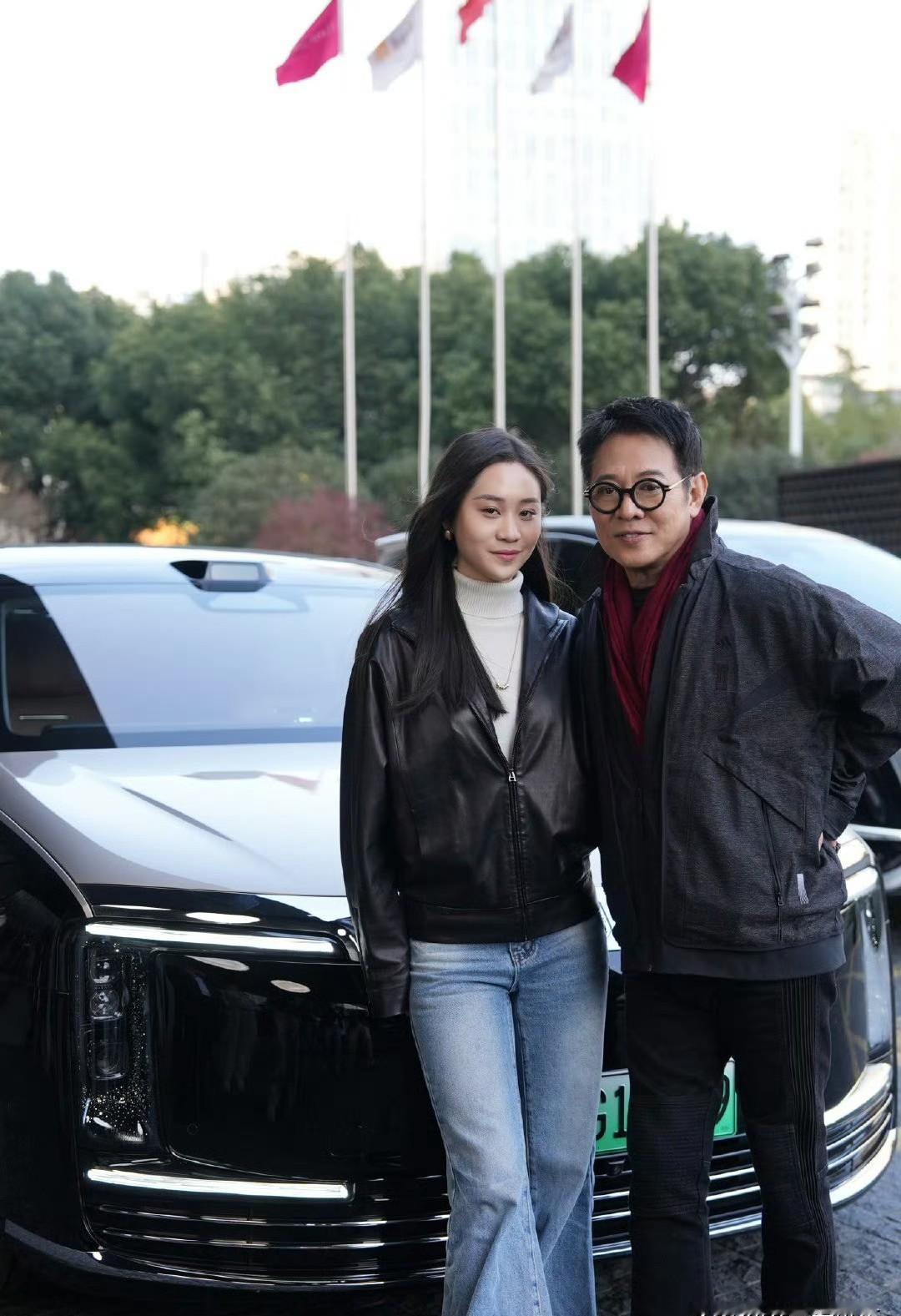 李连杰亲自去提了一台国产车。不是给剧组用，是给他小女儿准备的婚车。你没看错，