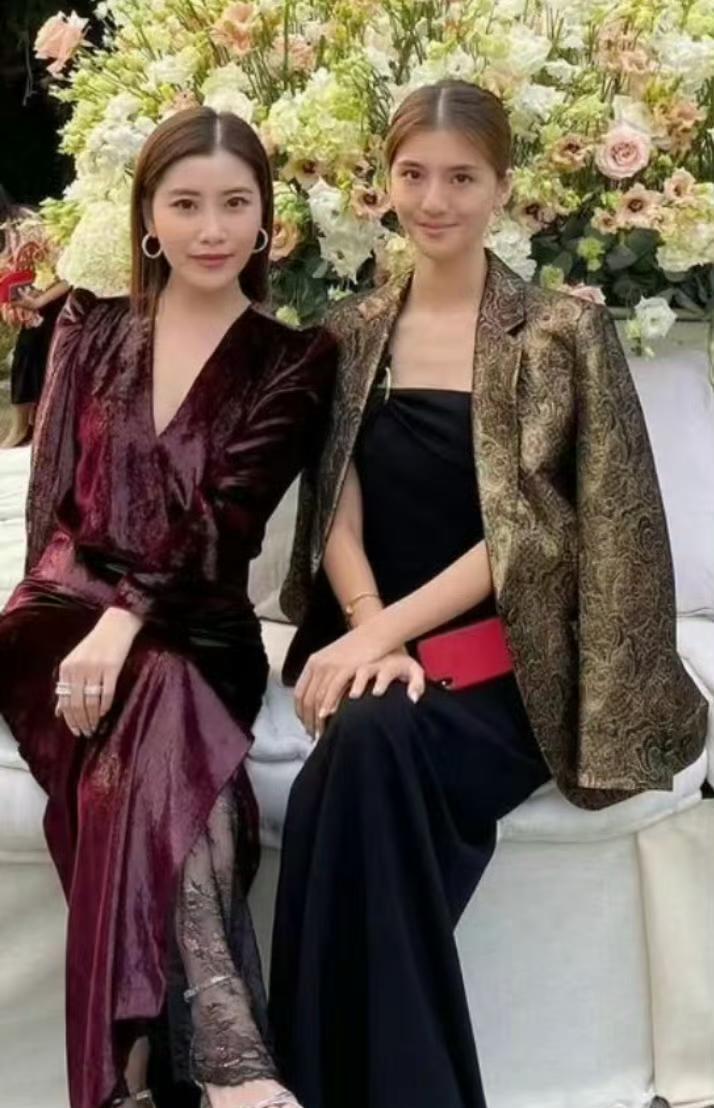 华仔与小姨子合影