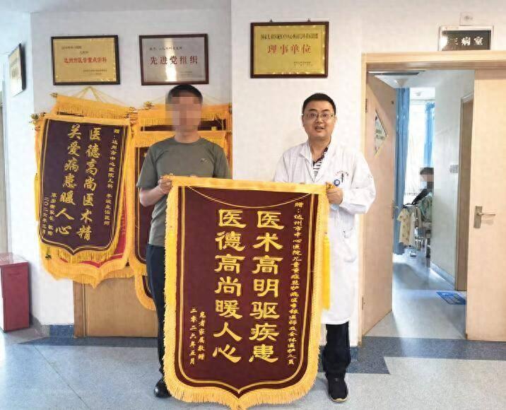 太吓人了！四川达州，一名2岁的男孩趁着家人不注意，摸到了放在墙角的唑酮甲拌磷农药