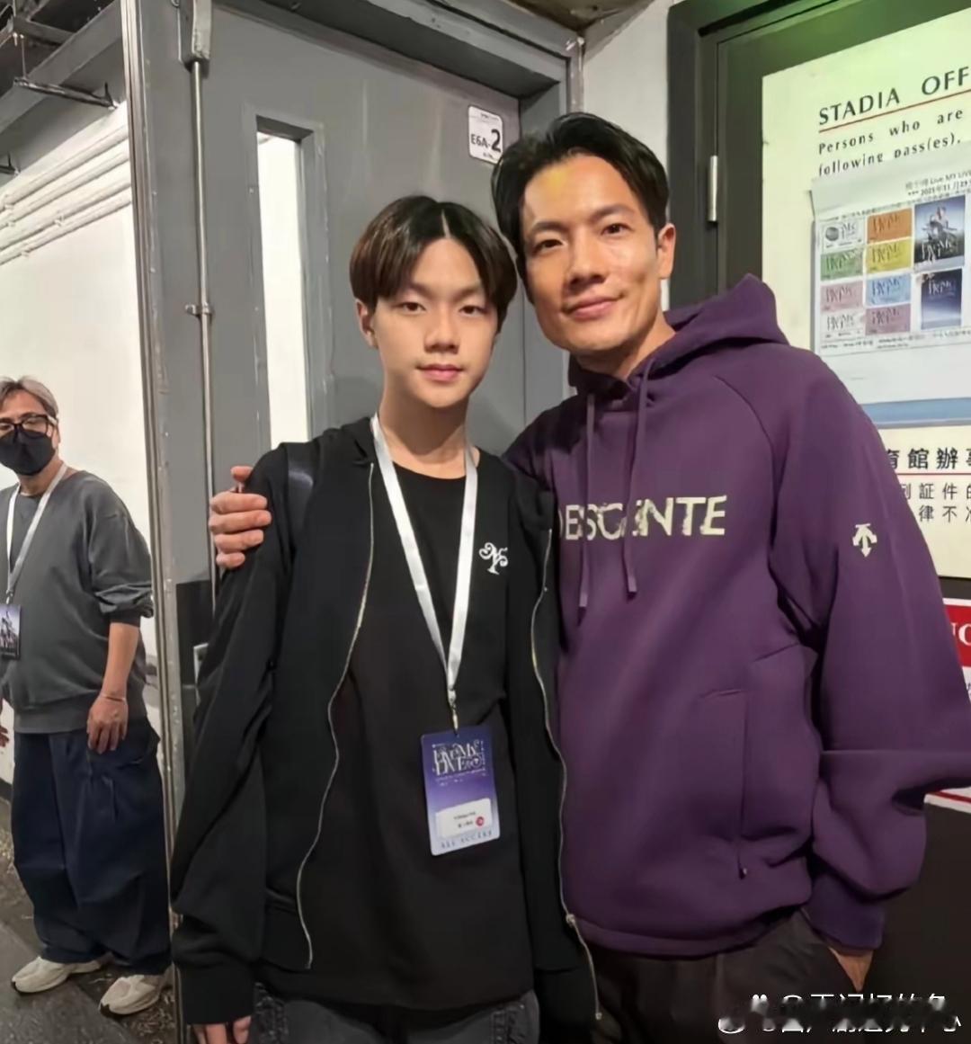 杨千嬅的儿子和爸爸长得一模一样。