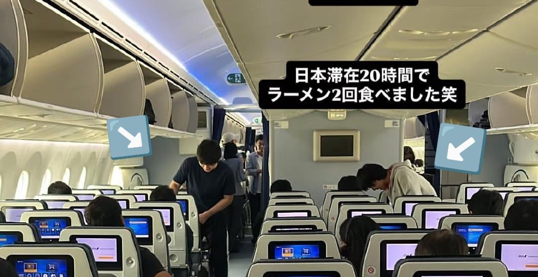 张本智和出发印度亚锦赛了！最新鲜的张本智和来了，只见他也是心情大好，正在飞机上