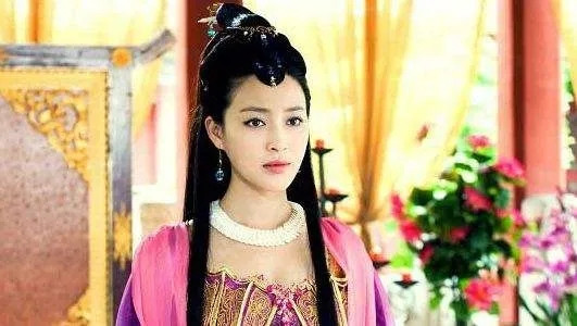 “三寸金莲”起源于南齐皇帝萧宝卷的“怪癖”。499年，萧宝卷把宠妃潘玉儿的脚抱在
