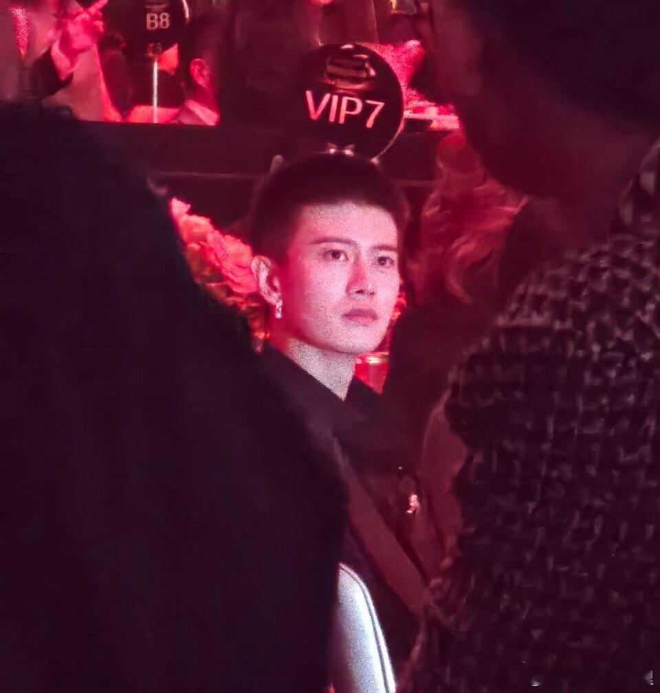 很棒的成绩了嘉人姐姐开创播剧新时代继续冲任嘉伦真的很优秀