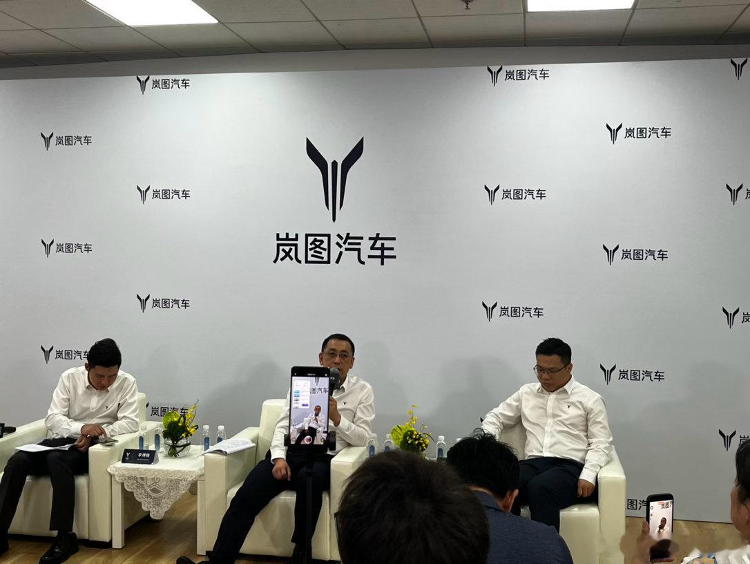 岚图回应了天梯爬坡用钢丝牵引绳的回应。他说，使用钢丝牵引绳为行业惯例，包括jee