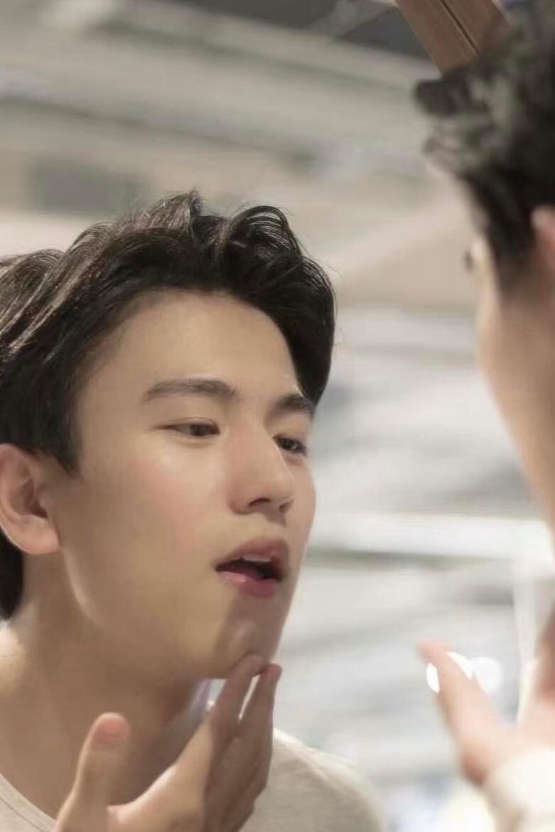 张凌赫这颜值不做明星也是妥妥的校草好吧！