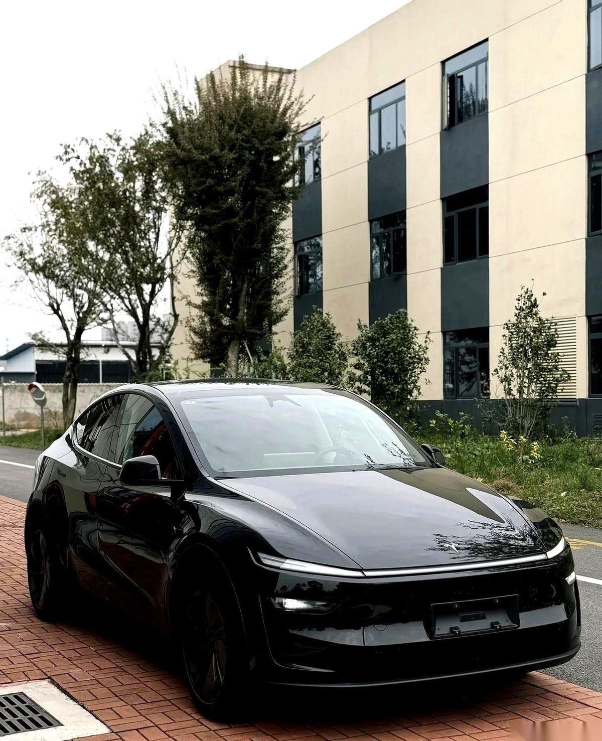 我终于想明白了，那些花8000块钱“冤枉钱”，提了台黑色特斯拉的人，到底图个啥。