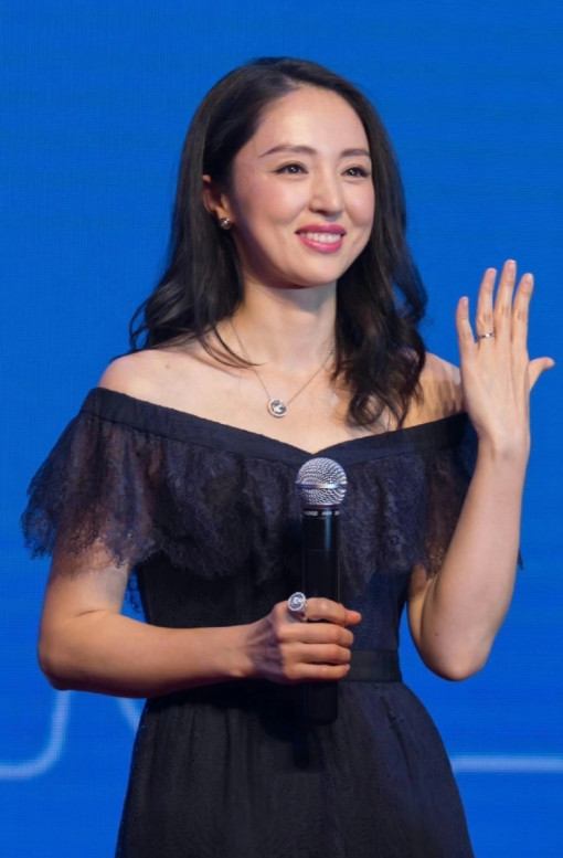 董璇跟着张维伊去大同办婚礼，大同是张维伊老家，董璇属于人生地不熟，结果到大同，婚