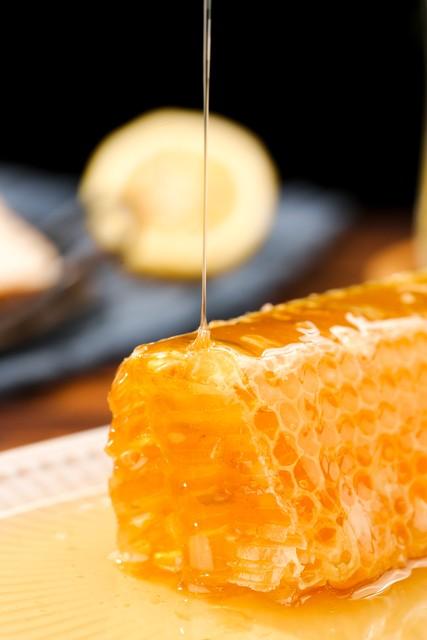 蜂蜜真能“治百病”？医生明确：糖尿病人吃蜂蜜，血糖只会升，不会降！大家好，我