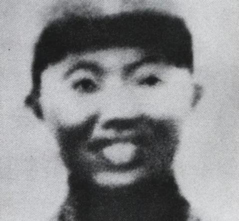 1942年，神枪手王凤麟遭叛徒出卖，被日军围在山上，打到只剩一颗子弹时，他犹豫了