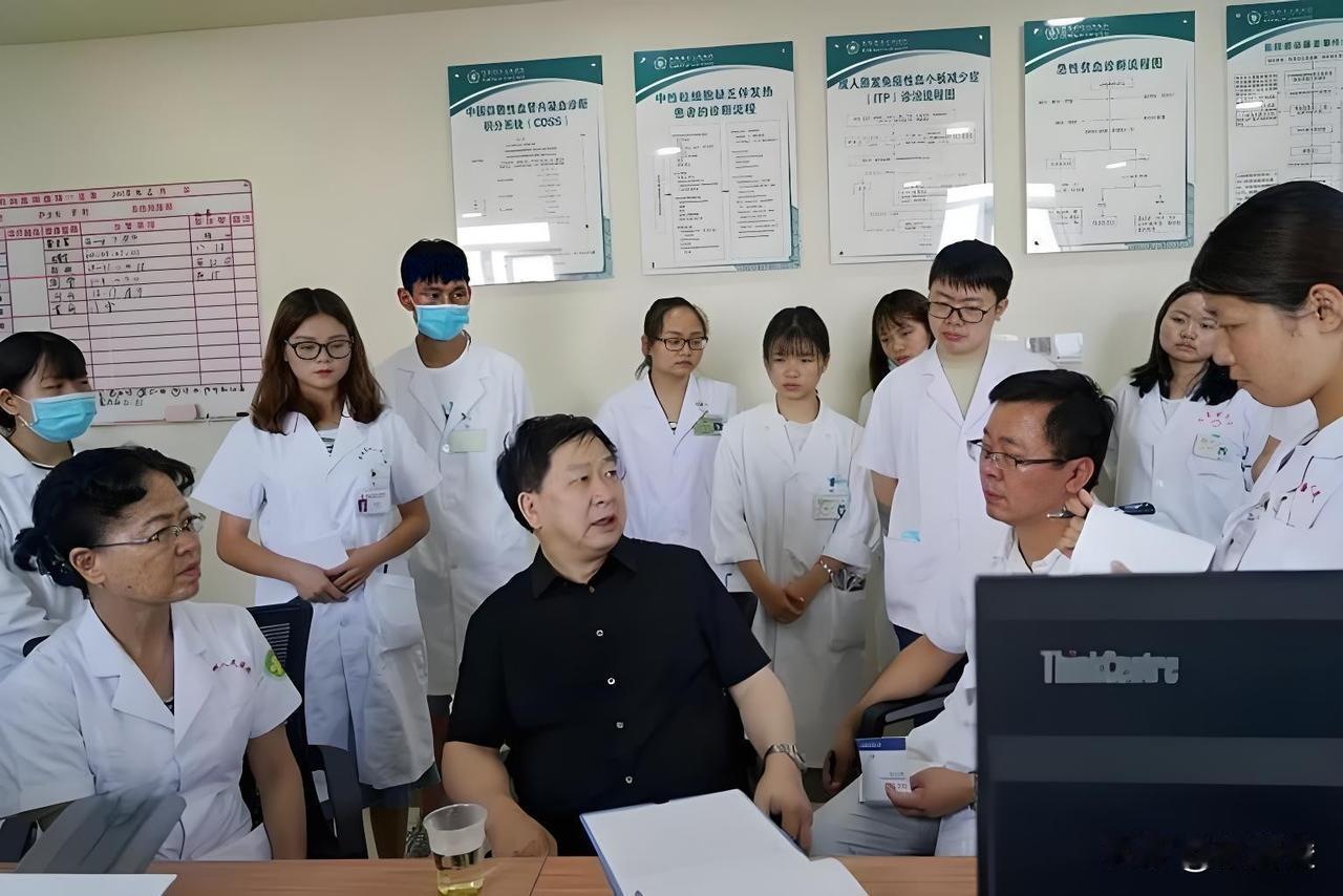 王季石教授，二级教授、博导、主任医师，血液学博士，美国纽约医学院5年博士后。现任