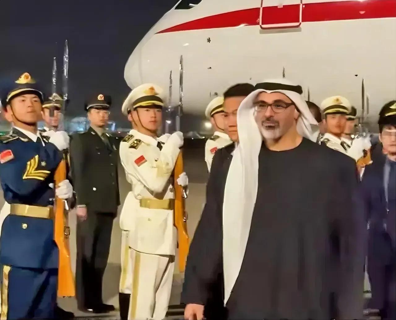 巴基斯坦的“枭龙”前脚进驻沙特，阿联酋王储后脚就来了北京，这个点踩得很准啊。有