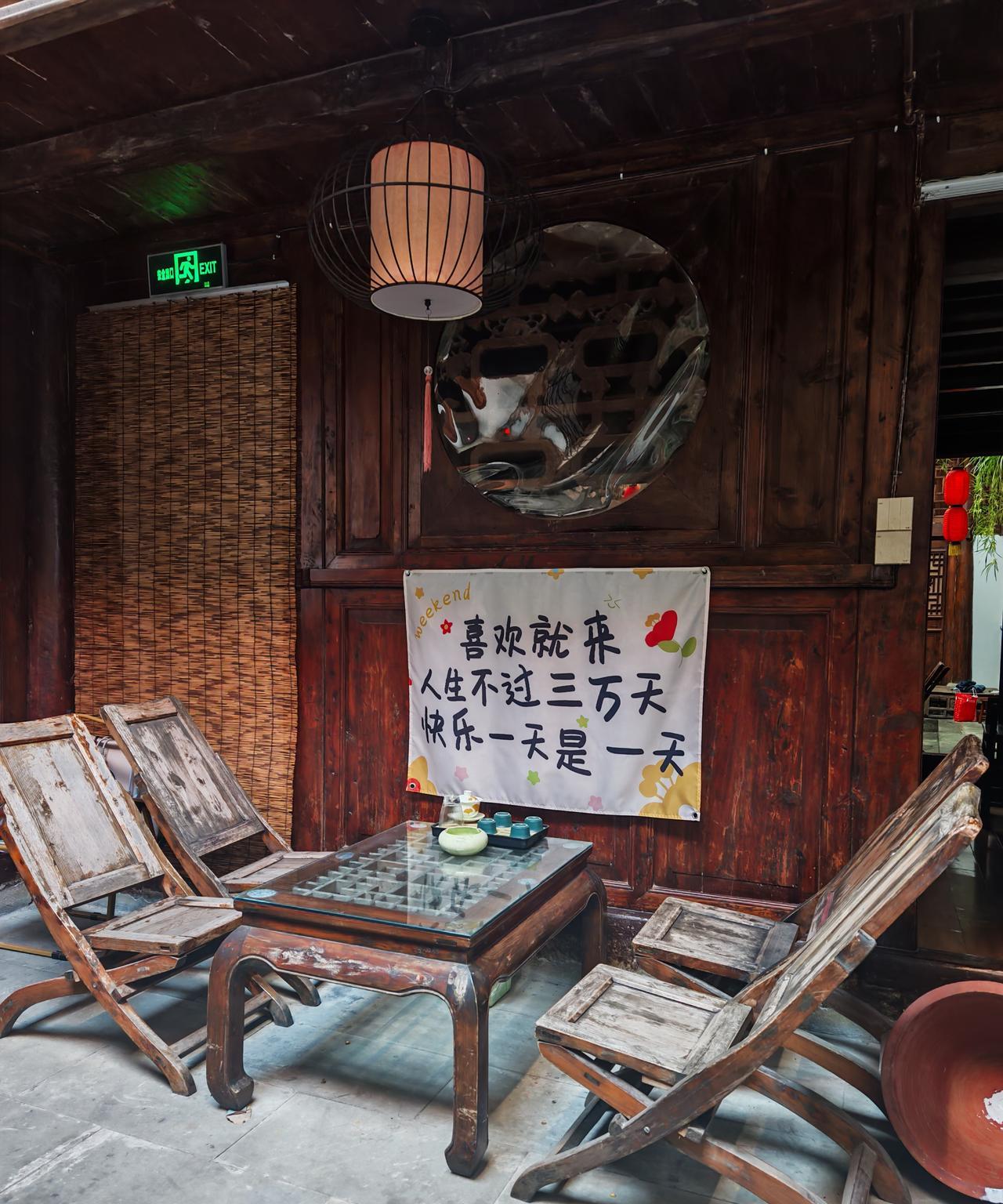 过度存钱，是对人生的二次辜负。有件事我一直记在心里。几年前，我朋友的父亲去世