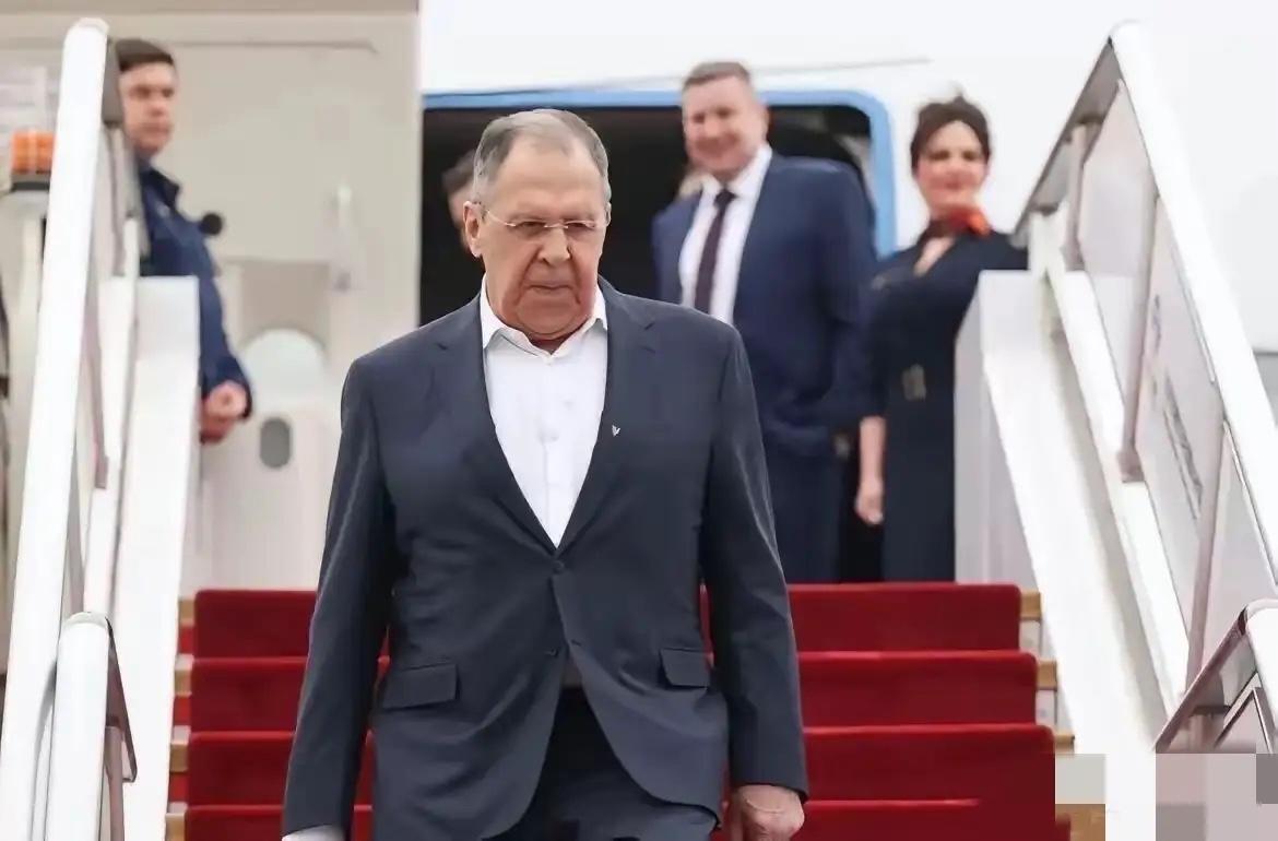 俄罗斯外长拉夫罗夫抵达北京！今天有个挺有意思的事儿。俄罗斯外长拉夫罗夫到北京了，