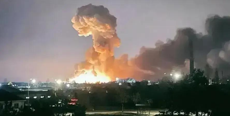 屋漏偏逢连夜雨。就在泽连斯基为6000具乌阵亡士兵遗体犯愁时。今天，俄罗斯又狠狠