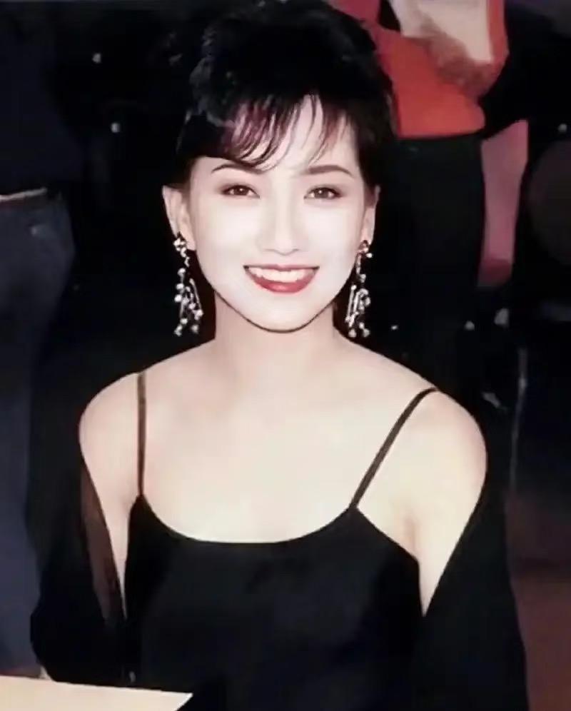 赵雅芝这个事儿，惊得我筷子都掉了！就在昨天赵雅芝团队发声明说上海某五星酒