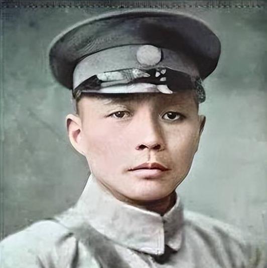1929年4月，蒋介石去驻防苏州的第三师视察时，师长钱大钧和团以上军官都去上海逍