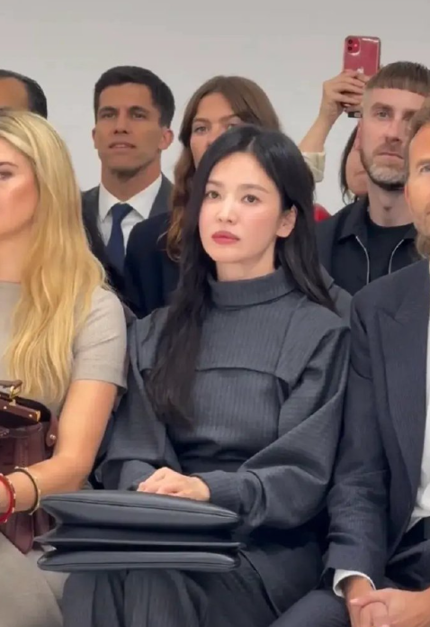 宋慧乔这辈子估计很难幸福了……唐嫣，1983年出生，宋慧乔，1981年出