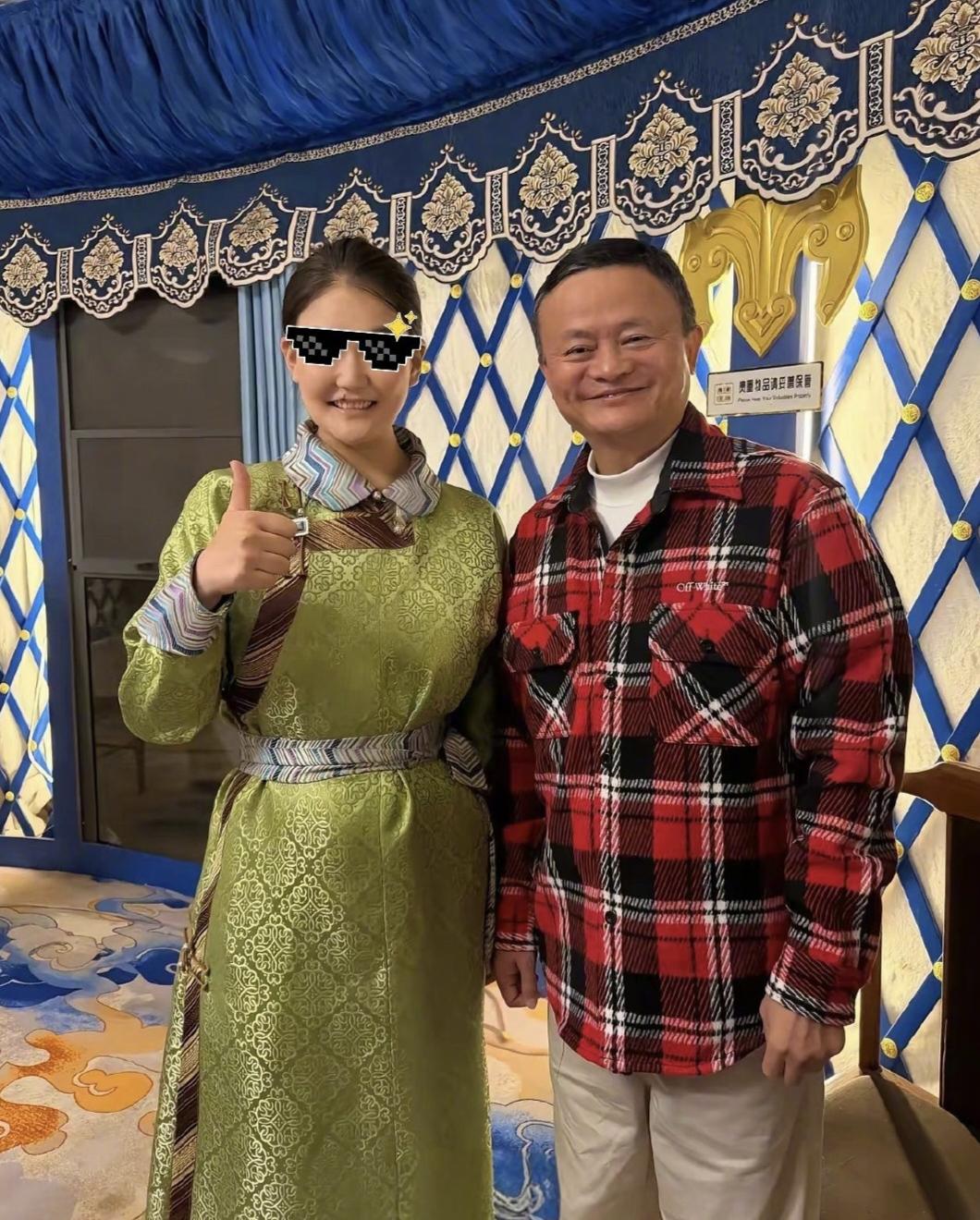 62岁马云现身新疆大草原旅游，他穿着格纹衬衫，双鬓花白，面容沧桑，看起来苍老了好