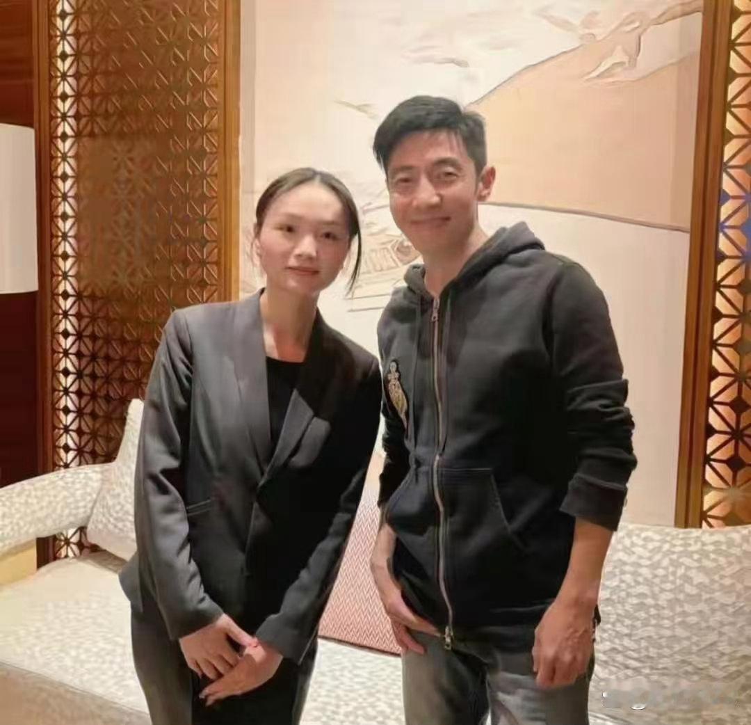 网友在新疆偶遇撒贝宁夫妇，年过五十的撒贝宁神采爽朗，妻子身着紧身长裤，造型格外吸