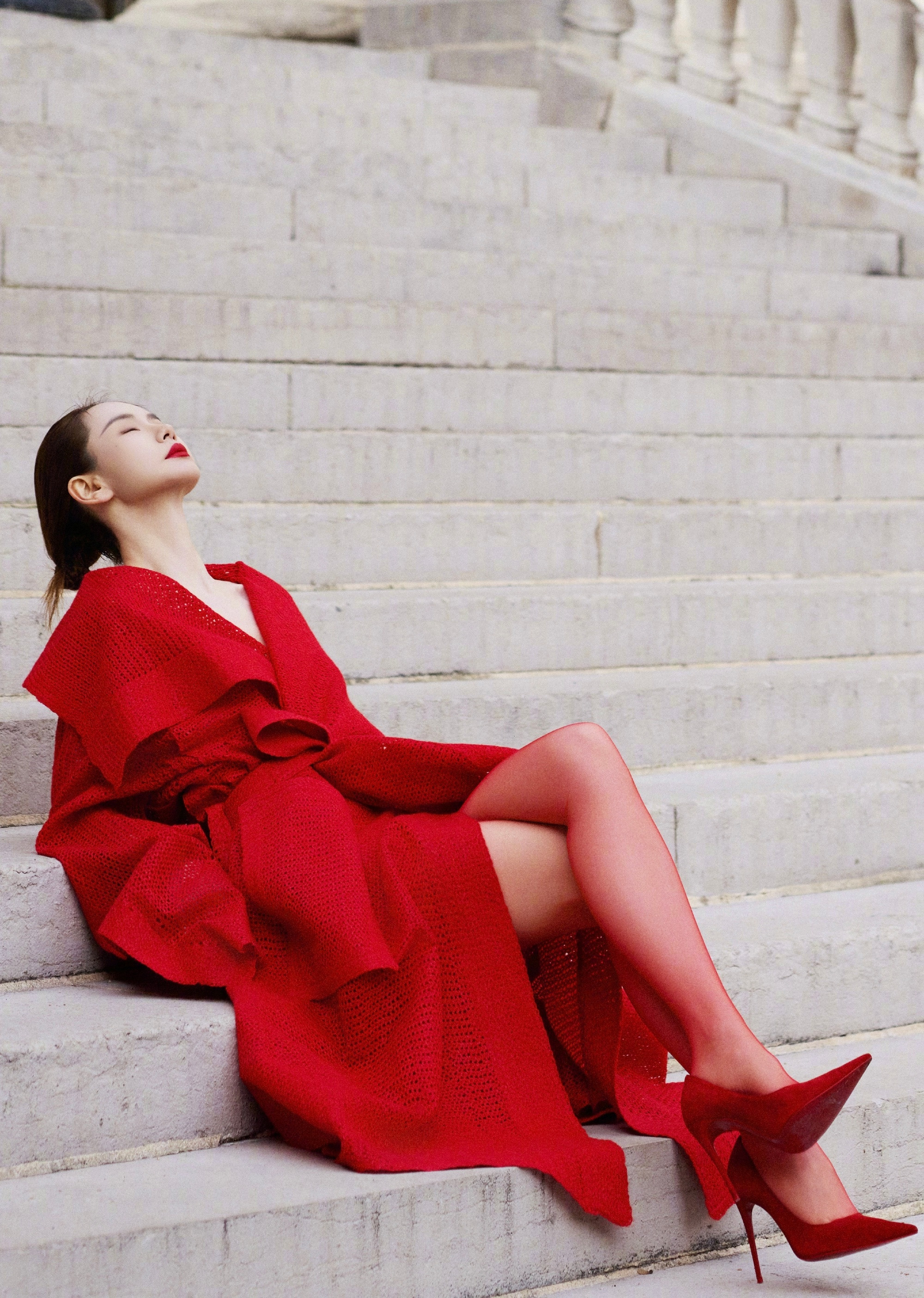 戚薇，火红热烈的穿搭格调。戚薇